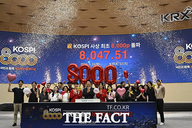 관계자들 이 박수를 치고 있다.