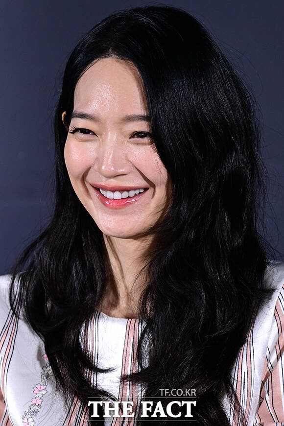 배우 신민아가 26일 오전 서울 용산구 CGV 용산아이파크몰에서 열린 영화 '눈동자' 제작발표회에 참석해 포즈를 취하고 있다. /남윤호 기자