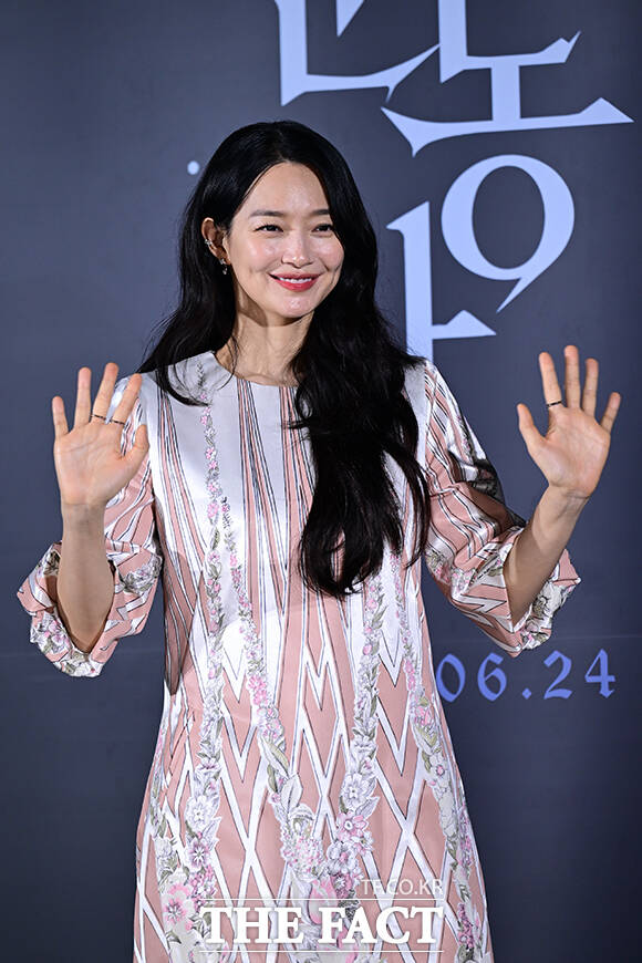 배우 신민아가 26일 오전 서울 용산구 CGV 용산아이파크몰에서 열린 영화 '눈동자' 제작발표회에 참석해 포즈를 취하고 있다. /남윤호 기자
