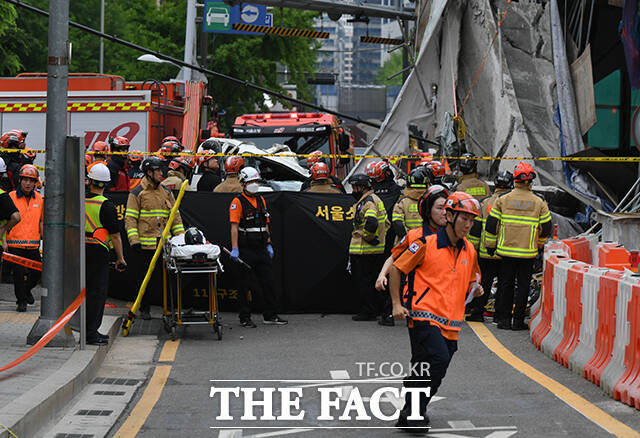 26일 오후 서울 서대문구 서소문 고가차도 철거 현장에서 다리 상판이 무너지는 사고가 발생한 가운데 소방 구조대원들이 인명구조를 하고 있다. /박상민 기자