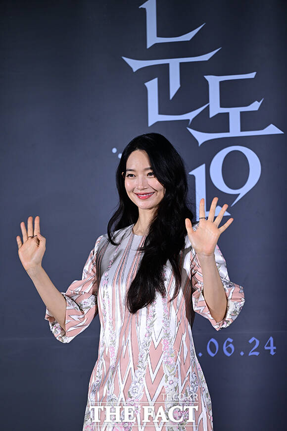 배우 신민아가 26일 오전 서울 용산구 CGV 용산아이파크몰에서 열린 영화 '눈동자' 제작발표회에 참석해 포즈를 취하고 있다. /남윤호 기자