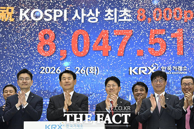 관계자들 이 박수를 치고 있다.