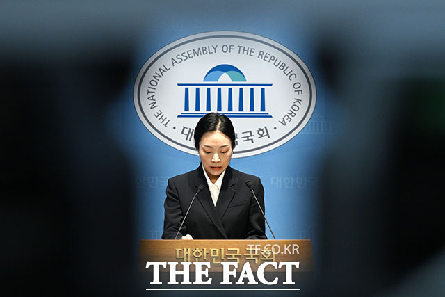 육은아 인천광역시 남동구의원(가운데)이 26일 오전 서울 여의도 국회의사당 소통관에서 열린 ‘국민의힘의 기초의원 성폭력 사건 방조 및 2차 가해 관련 기자회견’에 참석해 발언을 하고 있다. /국회=서예원 기자