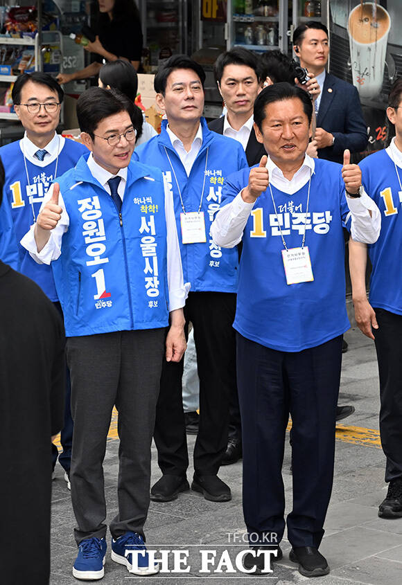 여의도역 출근길 인사 나선 정원오 후보와 정청래 대표.