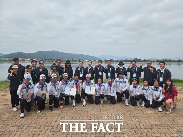 25일 제55회 전국소년체육대회에 출전하고 있는 대전의 카누대표선수단이 설동호 교육감을 비롯한 임원들과 함께 기념 촬영을 하고 있다. /대전시교육청
