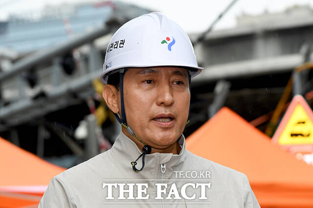오세훈 국민의힘 서울시장 후보가 26일 오후 서울 서대문구 서소문 고가차도 붕괴 사고 현장을 방문해 발언하고 있다. /박상민 기자
