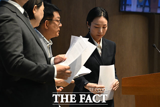육은아 인천광역시 남동구의원(가운데)이 26일 오전 서울 여의도 국회의사당 소통관에서 열린 ‘국민의힘의 기초의원 성폭력 사건 방조 및 2차 가해 관련 기자회견’에 참석해 발언을 하고 있다. /국회=서예원 기자