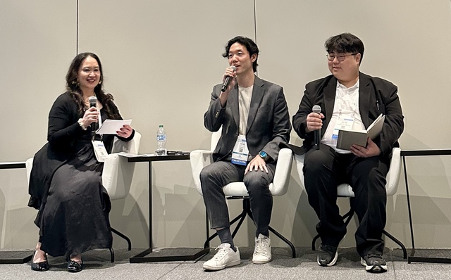 지난 19일(현지시간) 미국 뉴욕 제이콥 자비츠 컨벤션 센터에서 열린 '2026 NYSCC 서플라이어스 데이' K-뷰티 세션에서 참석자들이 토론을 진행하고 있다. 이날 노정균 코스맥스 전략마케팅 팀장(가운데)과 박세호 코스맥스비티아이 R&I유닛 선임연구원(오른쪽 첫 번째)이 패널로 참여했다. /코스맥스