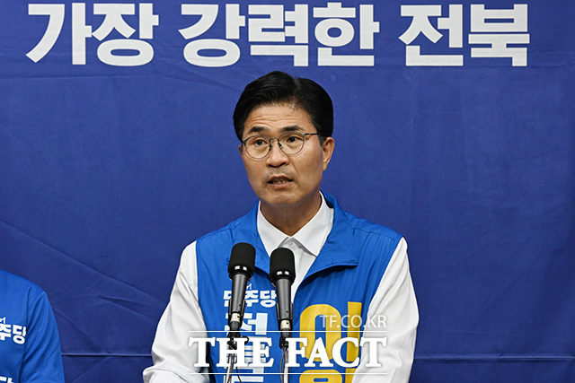전북특별자치도지사 선거에서 김관영 무소속 후보가 오차범위 밖 우세를 기록하면서 더불어민주당 내부 긴장감이 커지고 있다. 사진은 지난 21일 오후 전북도 전주 완산구 전북특별자치도의회에서 열린 기자회견에 참석해 공약발표를 하고 있는 이원택 민주당 전북지사 후보. /김성렬 기자