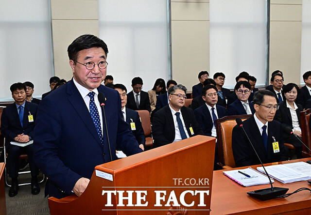 윤호중 행정안전부 장관이 26일 오전 서울 여의도 국회에서 열린 행정안전위원회 전체회의에 출석해 행안부 관련 안건이 가결된 뒤 인사말을 하고 있다. /국회=배정한 기자