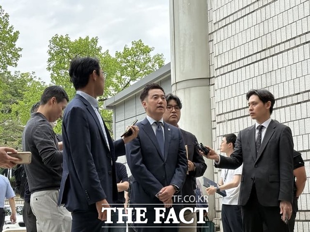 김세의 가로세로연구소(가세연) 대표가 구속영장 실질심사를 앞둔 26일 오전 서울중앙지방법원에 출석해 입장을 밝히고 있다. /정예은 기자