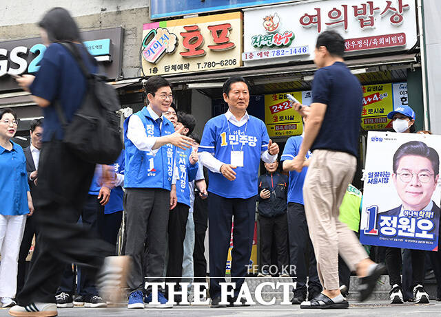 여의도역 출근길 인사 나선 정원오 후보와 정청래 대표.