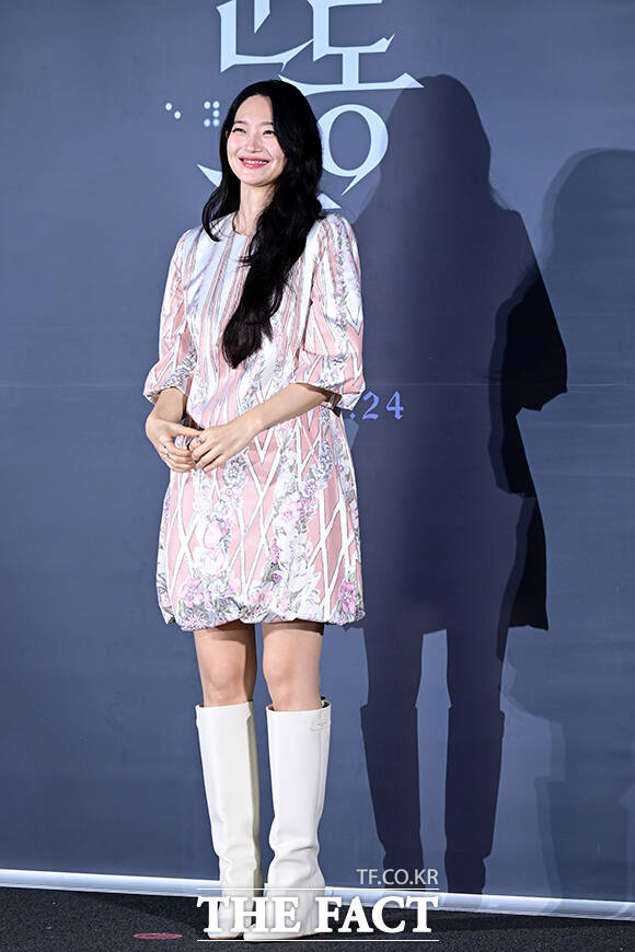 배우 신민아가 26일 오전 서울 용산구 CGV 용산아이파크몰에서 열린 영화 '눈동자' 제작발표회에 참석해 포즈를 취하고 있다. /남윤호 기자
