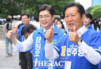  정청래, 정원오 후보와 함께 출근길 인사 [포토]