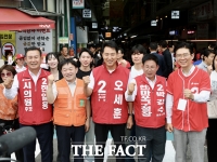  마포구 기초단체 후보들과 파이팅 외치는 오세훈 [포토]