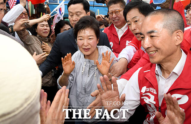 박근혜 전 대통령(가운데)이 27일 오후 부산 기장시장을 찾아 박형준 국민의힘 부산시장 후보, 박민식 국민의힘 부산 북구갑 국회의원 후보, 정동만 국민의힘 의원과 함께 시민들에게 인사하고 있다. /부산=박상민 기자