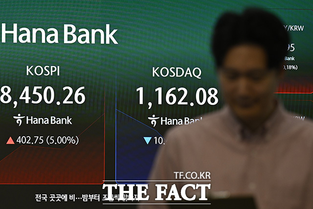 코스피가 장중 사상 최고치를 또다시 경신한 27일 오전 서울 중구 하나은행 본점 딜링룸 전광판에 코스피와 코스닥이 표시돼 있다. /송호영 기자