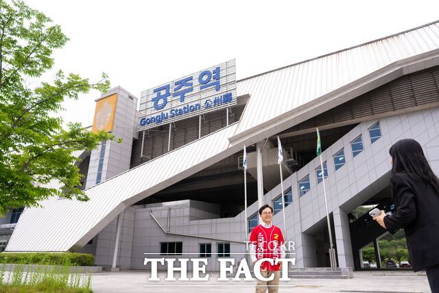 윤용근 국민의힘 공주·부여·청양 국회의원 보궐선거 후보가 지난 26일 충남 공주역에서 <더팩트>와 인터뷰를 갖고 지역 현안과 공약을 설명하고 있다. /김시형 기자