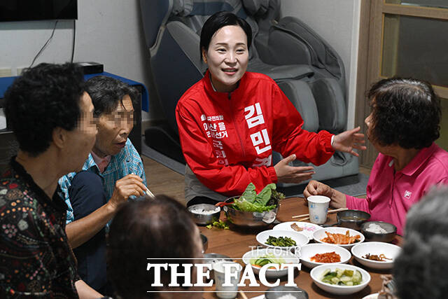 탕정면 일대 마을회관 돌며 어르신들 만난 김민경 아산을 후보.