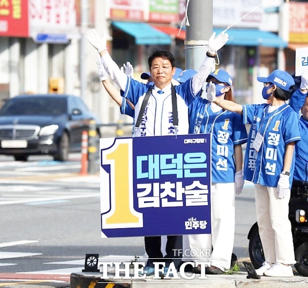 김찬술 더불어민주당 대전시 대덕구청장 후보가 유권자들에게 한 표를 호소하고 있다. /선치영 기자
