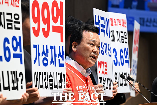 김석훈 국민의힘 경기 안산갑 보궐선거 후보가 27일 오전 서울 여의도 국회의사당 소통관에서 기자회견을 열고 발언하고 있다. /국회=서예원 기자