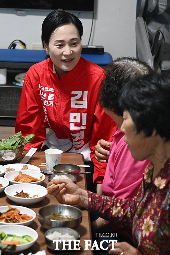 탕정면 일대 마을회관 돌며 어르신들 만난 김민경 아산을 후보.