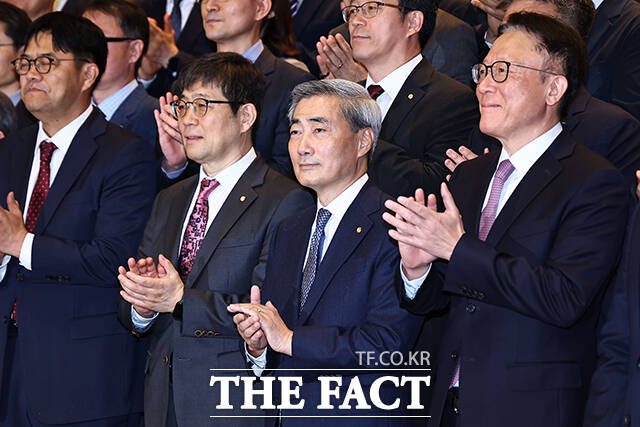 신현송 신임 한국은행 총재(왼쪽 세번째)가 지난달 21일 서울 중구 한국은행 별관에서 열린 취임식에서 박수치고 있다. /박상민 기자
