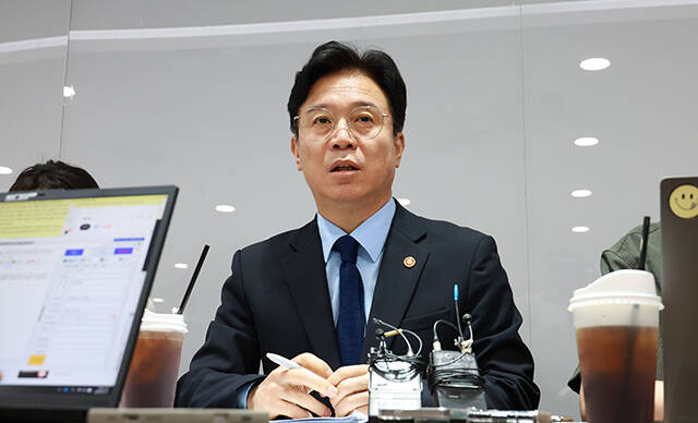 김영훈 고용노동부 장관이 27일 정부세종청사에서 열린 출입기자단 차담회에서 발언하고 있다./고용노동부
