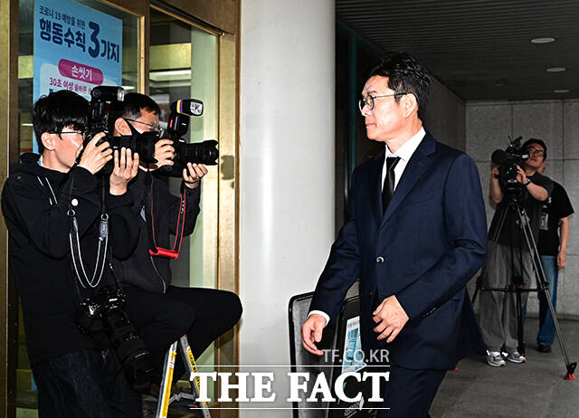 정원오 서울시장 후보가 27일 오후 서울 중구 국립중앙의료원 장례식장에서 서소문 고가 철거공사 붕괴 사고 희생자 조문을 하기 위해 이동하고 있다. /배정한 기자