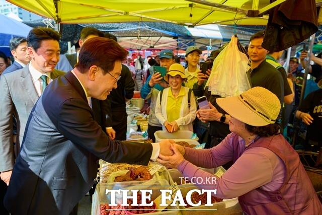 이재명 대통령과 영부인 김혜경 여사는 27일 제31회 바다의날 기념식에 참석한 뒤 부산 남항시장을 찾아 시민들과 소통의 시간을 가졌다. 이 대통령이 14일 경기도 성남 모란 민속 5일장을 찾아 한 상인과 인사를 나누고 있다. /청와대