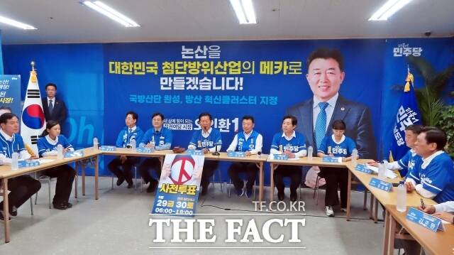 더불어민주당이 27일 충남 논산 오인환 논산시장 후보 선거사무소에서 제7차 중앙선거대책위원회를 열고 있다. /김형중 기자