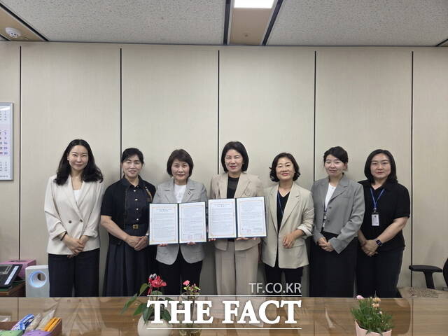 27일 전주시 완산구 서노송동에 위치한 전주시청 별관 10층 복지환경국장실에서 시와 대한치과위생사협회 전북도회가 '장애인·노인 구강 관리 특화사업' 협약을 체결한 가운데 관계자들이 기념사진을 촬영하고 있다. /전주시