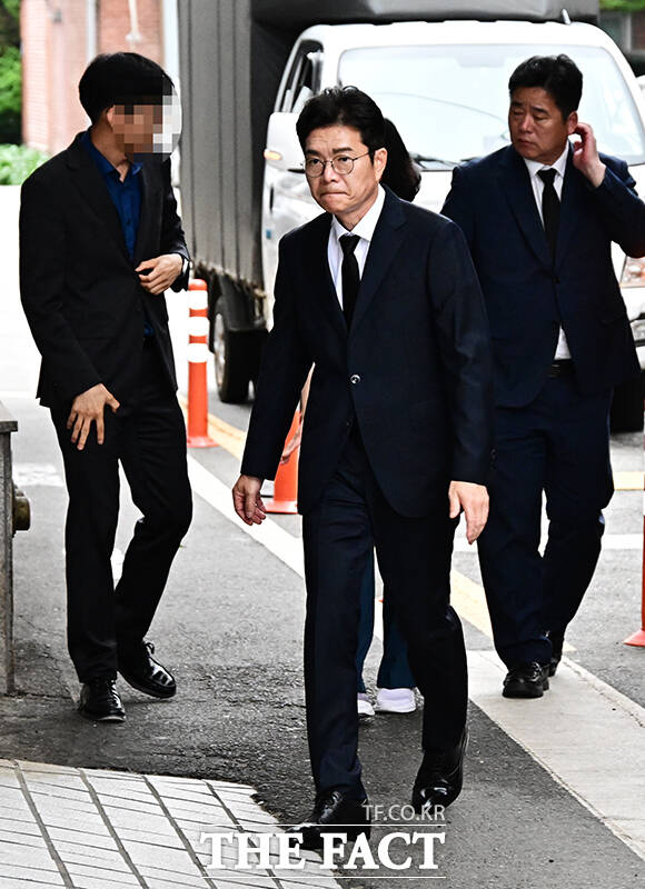 정원오 서울시장 후보가 27일 오후 서울 중구 국립중앙의료원 장례식장에서 서소문 고가 철거공사 붕괴 사고 희생자 조문을 하기 위해 이동하고 있다. /배정한 기자