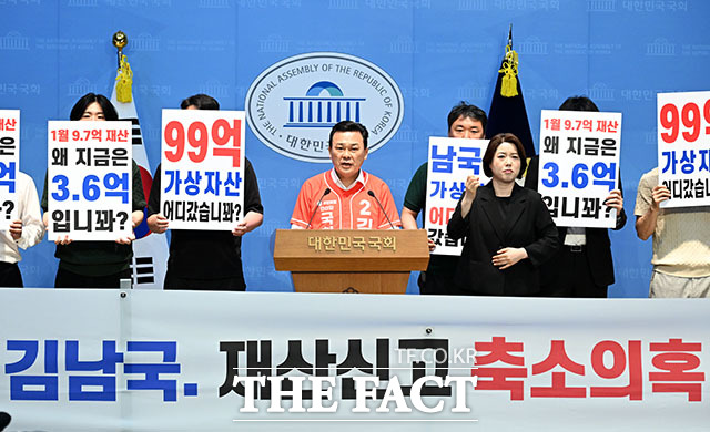 김석훈 국민의힘 경기 안산갑 보궐선거 후보가 27일 오전 서울 여의도 국회의사당 소통관에서 기자회견을 열고 발언하고 있다. /국회=서예원 기자