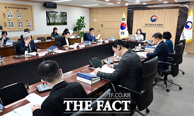 송경희 개인정보보호위원장이 27일 오후 서울 종로구 정부서울청사에서 열린 제10회 전체회의에 참석해 모두발언을 하고 있다. /임영무 기자