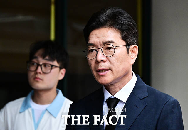 정원오 서울시장 후보가 27일 오후 서울 중구 국립중앙의료원 장례식장에서 서소문 고가 철거공사 붕괴 사고 희생자 조문을 하기 위해 이동하고 있다. /배정한 기자