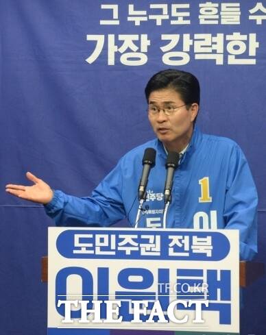 27일 전북도의회 기자회견장에서 이원택 더불어민주당 전북도지사 후보가 새만금에 200조 원 규모의 AI 반도체 메가 클러스터 조성 공약을 발표하고 있다. /뉴시스