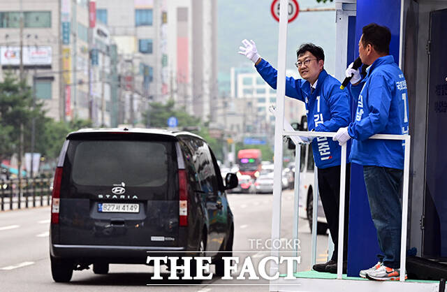 김남준 더불어민주당 인천 계양구을 국회의원 후보가 27일 오후 인천 계양구 계산역 앞에서 시민들에게 지지를 호소하고 있다. /인천=임영무 기자
