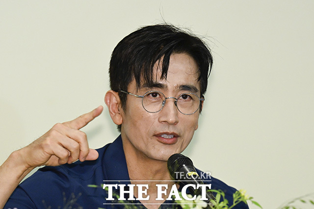 차인표가 작품을 설명하고 있다.
