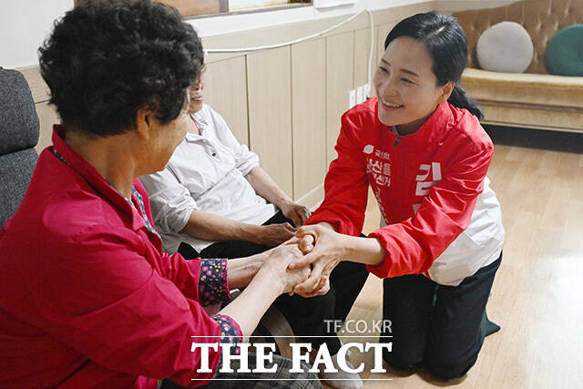 김민경 국민의힘 아산을 국회의원 보궐선거 후보가 27일 오전 충남 아산시 탕정면 일대 마을회관을 돌며 인사를 하고 있다. /아산=남용희 기자