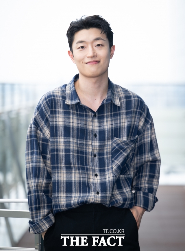 배우 류해준이 26일 오후 서울 마포구 상암동 <더팩트> 사옥에서 인터뷰에 앞서 포즈를 취하고 있다. /박헌우 기자