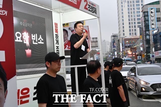 정연욱 국민의힘 의원(부산 수영구)이 27일 검은색 옷을 입고 유세차에 올라 발언하고 있다. /정연욱 의원실