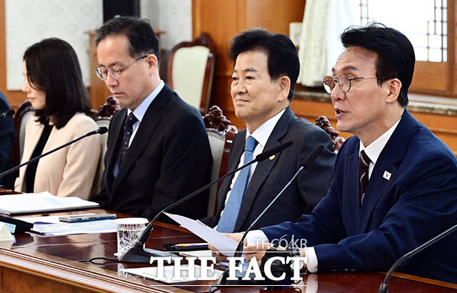 김민석 국무총리가 27일 오전 서울 종로구 정부서울청사에서 열린 대한민국 2045전략수립위원회 출범 전체회의에 참석해 모두발언을 하고 있다. /임영무 기자