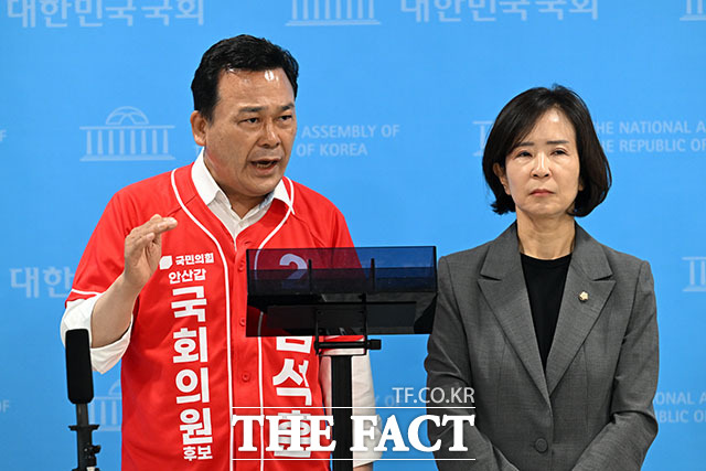 김석훈 국민의힘 경기 안산갑 보궐선거 후보가 27일 오전 서울 여의도 국회의사당 소통관에서 기자회견을 열고 발언하고 있다. /국회=서예원 기자
