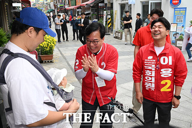 이현재 국민의힘 하남시장 후보, 송언석 국민의힘 공동선거대책위원장, 이용 국민의힘 하남갑 국회의원 보궐선거 후보(왼쪽부터)가 시장 상인과 기념촬영을 하고 있다.