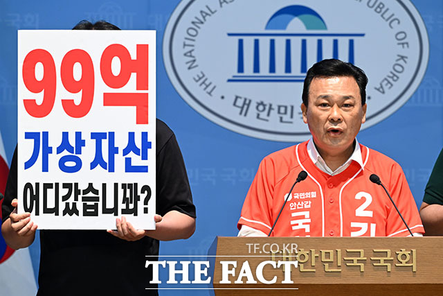 김석훈 국민의힘 경기 안산갑 보궐선거 후보가 27일 오전 서울 여의도 국회의사당 소통관에서 기자회견을 열고 발언하고 있다. /국회=서예원 기자