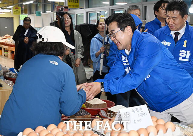 박찬대 더불어민주당 인천시장 후보가 27일 오후 인천 강화군 강화풍물시장을 찾아 상인과 인사를 나누고 있다. /강화=박헌우 기자
