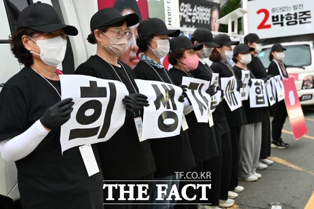 27일 부산 수영구 지역구에서 유세단이 희생자를 애도합니다라는 피켓을 들고 있다. / 정연욱 의원실