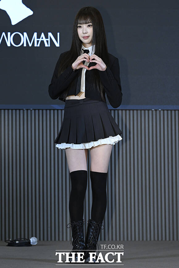 멤버 류인이 포즈를 취하고 있다.