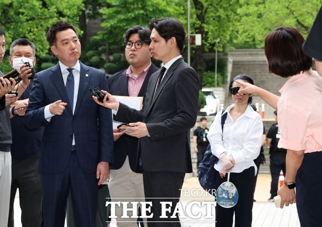 배우 김수현의 명예를 훼손한 혐의를 받고 있는 김세의 가로세로연구소 대표가 26일 오전 서울 서초구 서울중앙지법에서 열린 구속 전 피의자 심문(영장실질심사)에 출석하며 취재진의 질의에 답하고 있다. 김세의 대표는 김수현 명예훼손 혐의 등으로 결국 구속됐다. /박상민 기자